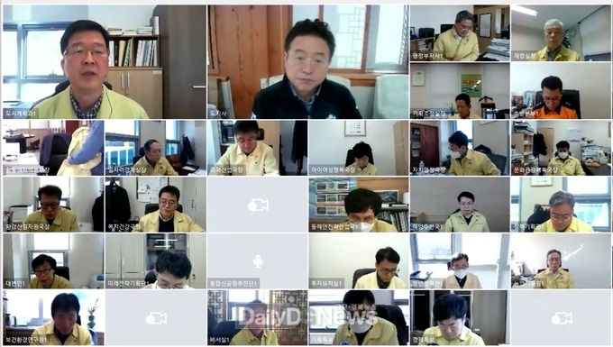 이철우 도지사가 1월 29일 오전 자택 컴퓨터를 활용해 PC영상 확대간부회의를 진행하고 있다.