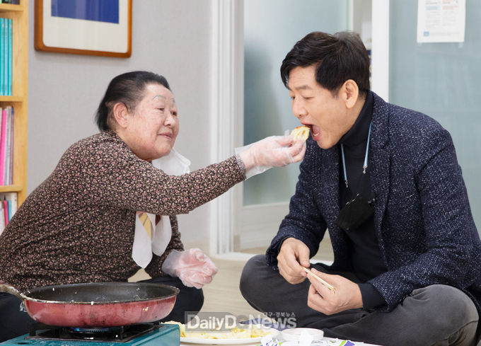 방송인 출신 역사학자로‘칠곡할매글꼴 홍보대사’를 맡고 있는 정재환 성균관대 교수가 2월 2일 칠곡군 금남2리 마을회관에서 칠곡할매글꼴 주인공인 다섯 분의 할머니와 자리를 함께해 정담을 나누고 있다.
