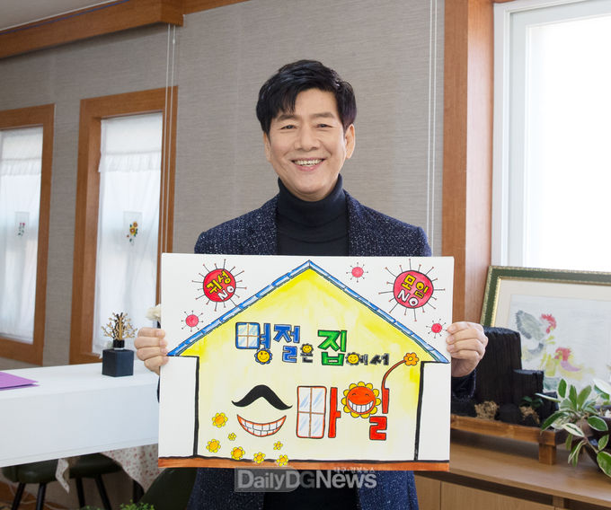 방송인 출신 역사학자 정재환,‘명절은 집에서 스마일 챌린지’동참