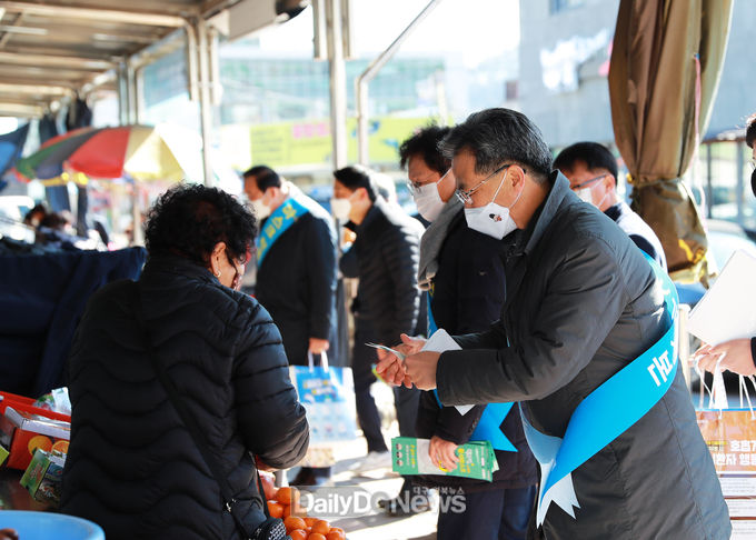 오도창 영양군수, 설맞이 전통시장 방문 민생점검 나서