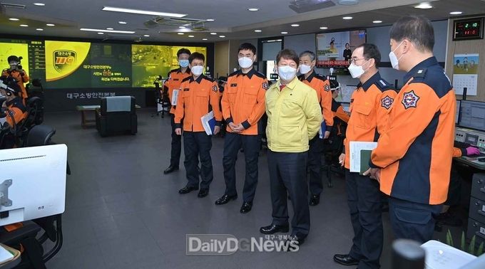 권영진 대구시장이 10일 소방안전본부 119종합상황실을 방문해 근무자들을 격려하고 있다. (사진=대구시 제공)