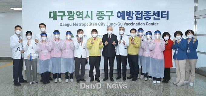 권영진 대구시장이 10일 대구시 제1호 예방접종센터 개소식에 참석하고 기념촬영을 하고 있다. (사진=대구시 제공)