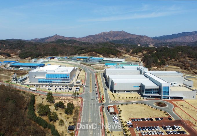 안동시 제공) 사진 왼쪽은 SK플라즈마, 사진 오른쪽은SK바이오사이언스 전경