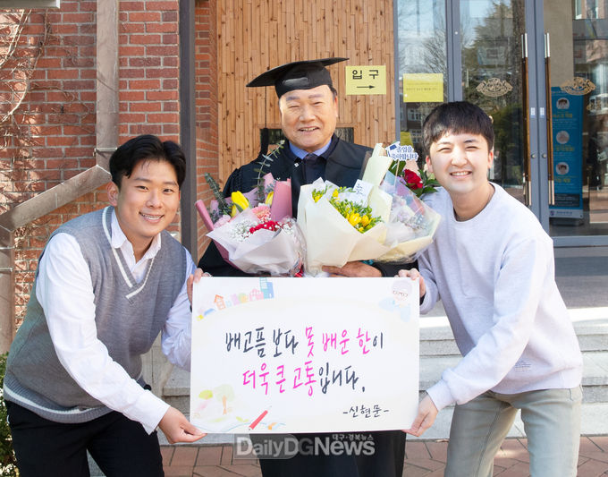신현문씨 졸업 축하를 위해 자리에 함께한 같은과 동기와 선배