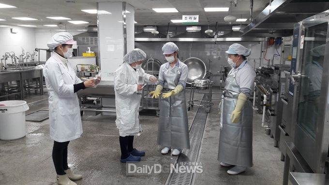 대구시교육청은 2021학년도 새학기 개학 전 코로나19 대응 급식준비 상황을 점검한다. (사진=대구시교육청 제공)