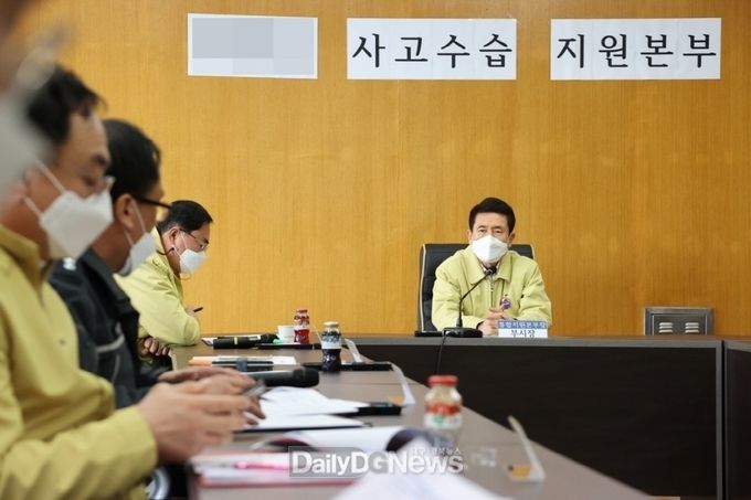 포항시 제공)이강덕 포항시장이 20일 오전 구룡포수협에 마련된 사고수습지원본부를 방문해 실종자 수색에 최선을 다해 달라고 당부하고 있다.