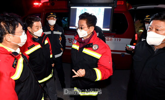 2월 21일 저녁 산불현장을 찾은 이철우 도지사가 소방관계자들과 현장상황에 대해 이야기 하고 있다.