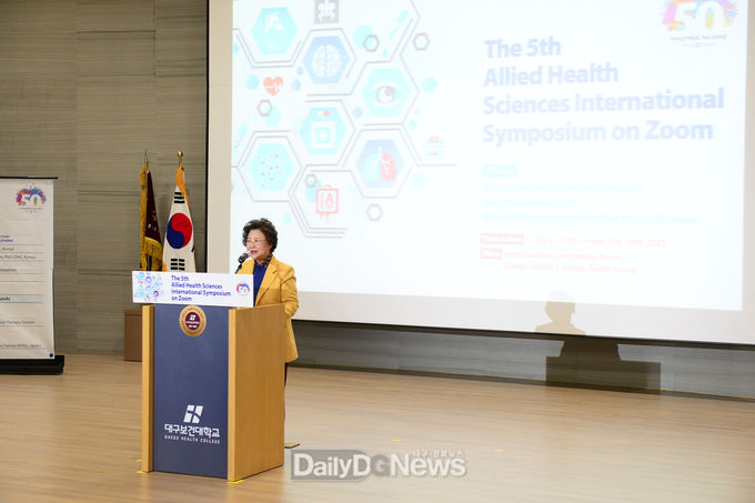 남성희 대구보건대학교 총장이 지난19일 제5회 국제보건통합심포지엄에서 개회사를 하고 있다. (사진=대구보건대 제공)