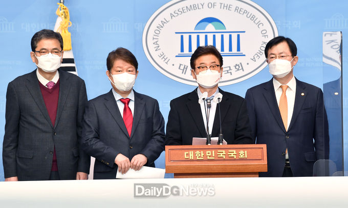 이철우 경상북도지사, 권영진 대구시장, 곽상도‧이만희 국민의 힘 시도당 위원장dl 2월 23일 오전 국회 소통관에서 ‘대구경북신공항 특별법의 신속한 제정’을 강력히 촉구하는 성명서를 발표하고 있다.