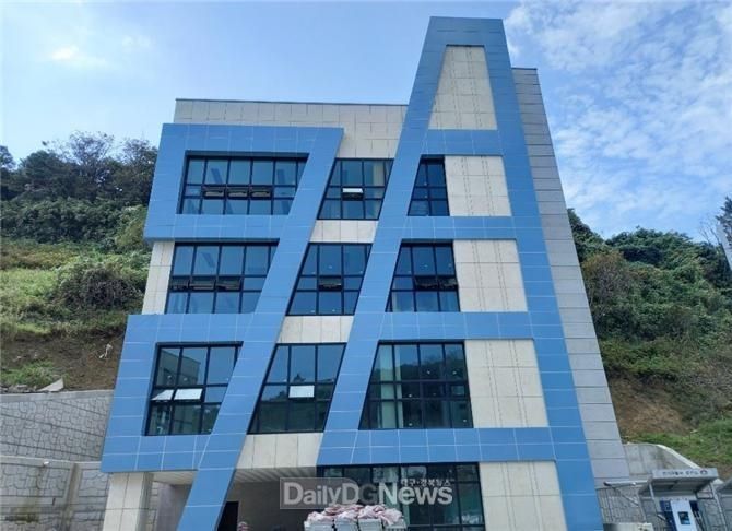 울릉군 저동의 다목적센터 전경