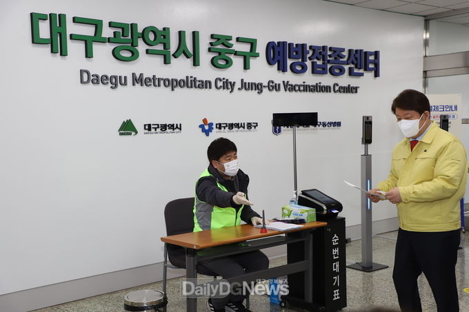 권영진 대구시장이 25일 대구시 중구 예방접종센터에서 코로나19 백신접종 모의훈련에 참여하고 있다. (사진=이준호 기자)