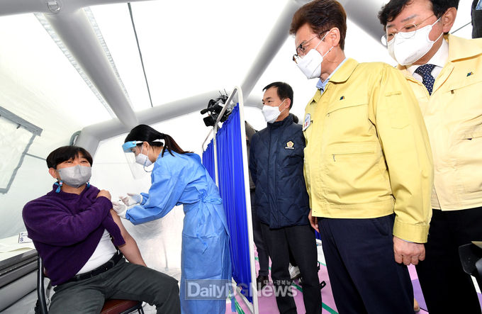 이철우 경상북도지사가 2월 26일 오전 9시 코로나19 백신(AZ) 도내 첫 접종현장인 안동시보건소를 방문해 백신 접종 상황을 지켜보고 있다.