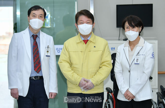 권영진 대구시장이 16일 코로나19 백신 첫 접종자 황순구, 이명옥씨 부부와 기념촬영을 하고 있다. (사진=대구시 제공)