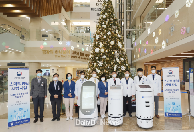 계명대학교 동산병원이 26일 스마트 자율주행 로봇 시연 행사를 가지고 기념촬영을 하고 있다. (사진=계명대 동산병원 제공)