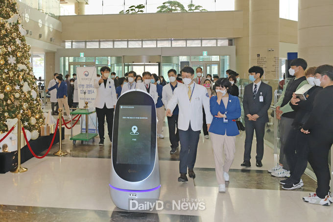 외래 안내로봇 올리브가 지정된 목적지로 안내하고 있다. (사진=계명대 동산병원 제공)