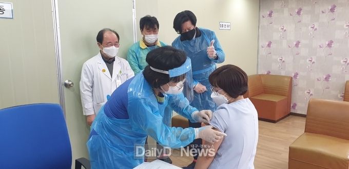 울진군, 코로나19 예방접종 시작