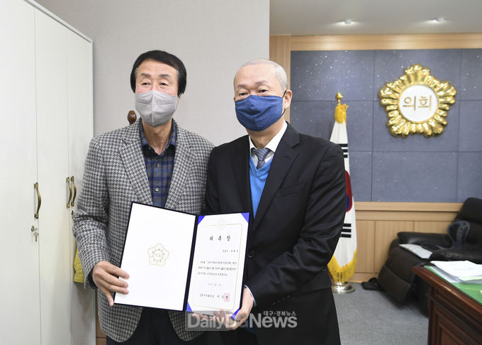 김천시의회(의장 이우청)가 3월 2일 오후 의장실에서 정휘연 변호사를 김천시의회 고문변호사로 신규 위촉하고, 위촉장을 수여하고 있다.