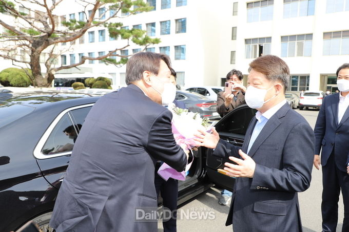 권영진 대구시장이 3일 대구 고검을 방문한 윤석열 검찰총장에게 꽃다발을 전해주고 있다. (사진=이준호 기자)
