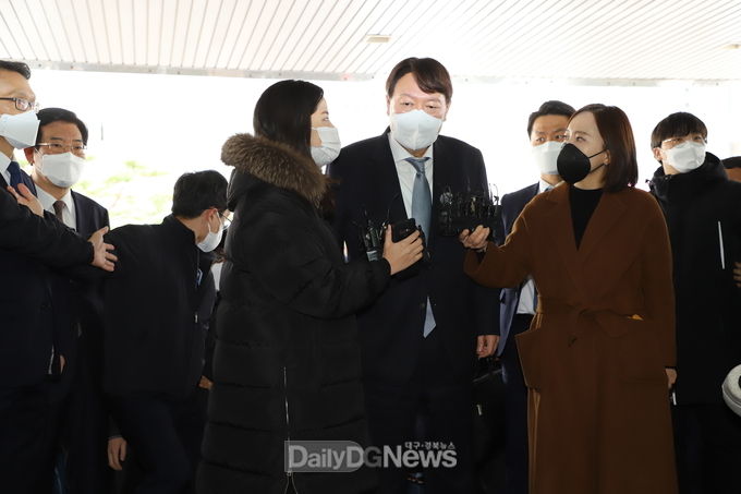 윤석열 검찰총장이 3일 대구 고검을 방문하고 기자들과 인터뷰를 하고 있다. (사진=이준호 기자)