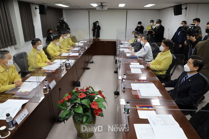 전해철 행정안전부 장관이 3일 대구시 중구 예방접종센터를 방문해 준비상황을 보고받고, 현장의 애로사항과 건의사항 등을 청취하는 간담회를 가지고 있다. (사진=이준호 기자)