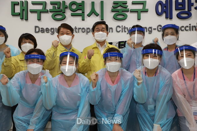 전해철 행정안전부 장관이 3일 대구광역시 중구 예방접종센터를 방문하고 의료진들과 기념촬영을 하고 있다. (사진=이준호 기자)