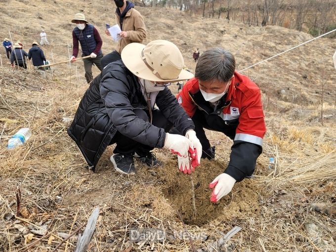 울산 청솔초등학교 학생과 함께 나무를 심고 있는 조병철 남부지방산림청장