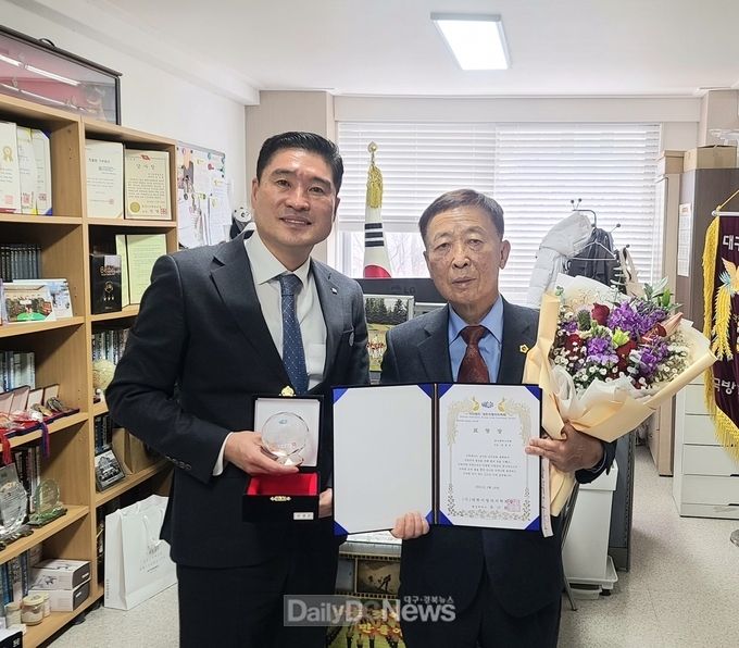 안경은 대구시의원(오른쪽)이 지난 4일 (사)대한지방자치학회 표창을 수상하고 있다. (사진=대구시의회 제공)