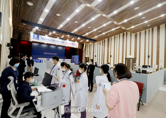 계명대학교 동산병원 직원들이 8일 코로나19 백신 예방접종을 위해 대기중인 모습. (사진=계명대 동산병원 제공)