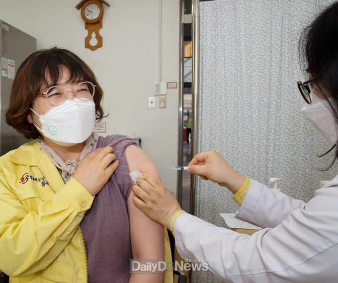 칡고군, 11일 1차 대응요원 중 접종에 동의한 271명 대상으로 아스트라제네카 접종 시작