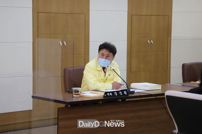 강성환 대구시의원이 지난해 11월 대구시교육청 행정사무감사 하는 모습. (사진=이준호 기자)