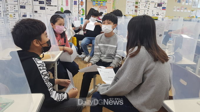 경북교육청, 학생 주도형 1-1-1 프로젝트 학습 추진!01(성주초등학교 프로젝트학습_스쿨존 안전실태 정찰 방안 토의 장면)