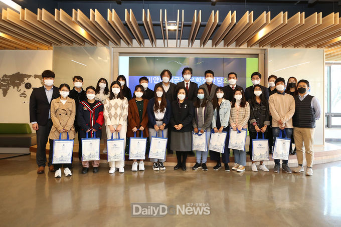 계명대학교가 지난 16일 미얀마 유학생들과 간담회를 가지고 기념촬영을 하고 있다. (사진=계명대 제공)
