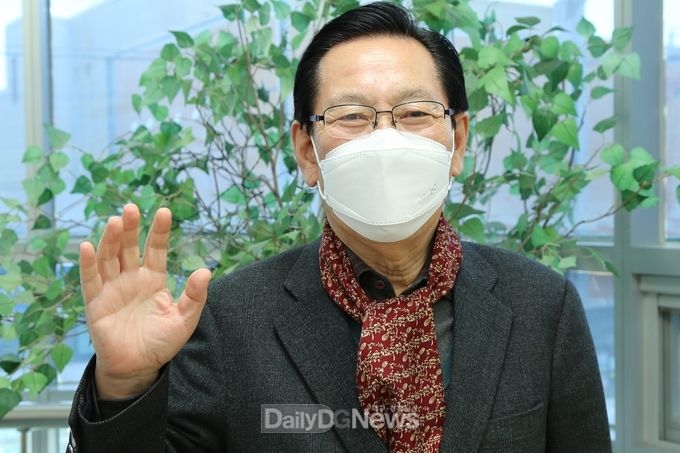 올해 최고령 신입생으로 구미대학교 사회복지과에 입학한 신병희(76) 씨