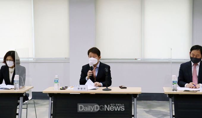권영진 대구시장이 지난 19일 (재)대구평생학습진흥원 업무보고 자리에서 대구 평생학습의 저변확대를 강조하고 있다. (사진=대구평생학습진흥원 제공)