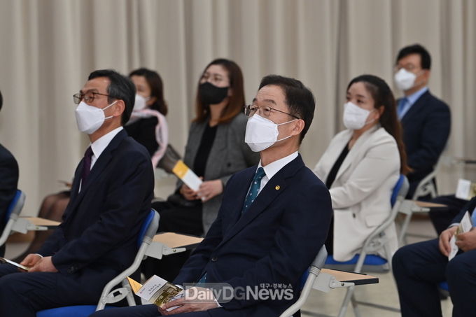 경상북도교육청이 3월 22일 경북교육역사의 발자취를 한 눈에 살펴볼 수 있는 ‘경북교육 사이버박물관’(이하 사이버박물관) 오픈식을 개최하고 있다.