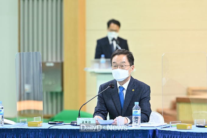 임종식 경북교육감이 3월 24일 구미시민운동장(복합스포츠센터)에서 열린 제102회 전국(장애인)체전 준비상황 보고회에 참석해 선수들의 훈련 상황을 설명하고 있다.