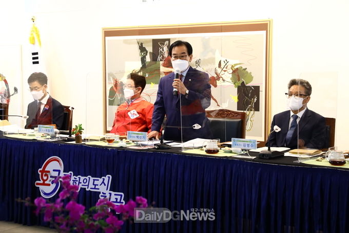 칠곡 백선기 경북시장군수협의회장이 3월 30일 가산수피아 미술관에서 열린 '경북시장군수협의회 정기회의' 에서 인사말을 하고 있다.