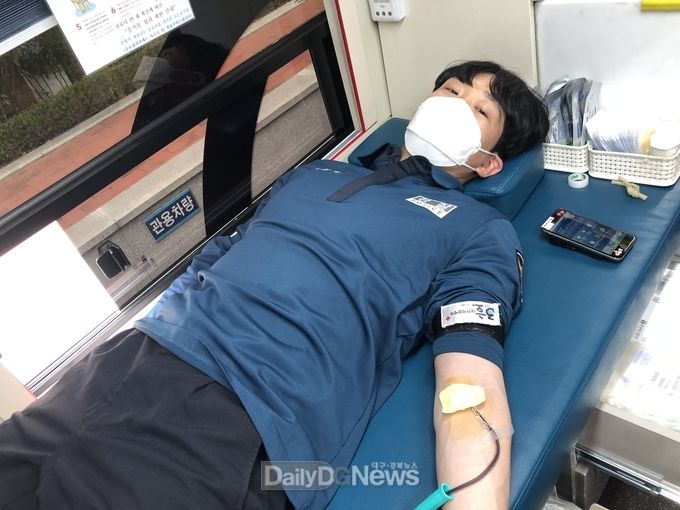 경상북도경찰청 제1기동대가 코로나19 등으로 인한 헌혈인구 감소로 수혈에 어려움을 겪고 있는 환우들과 소중한 생명을 나누기 위해 4월 2일 경산 소재 제1기동대에서 ‘사랑의 릴레이 헌혈 운동’에 적극 동참하고 있다.