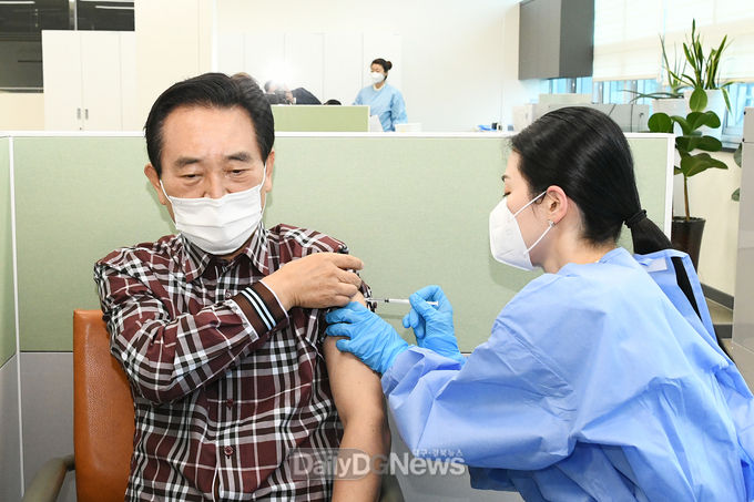 김문오 달성군구사 지난 2일 코로나19 예방 백신을 접종하고 있다. (사진=달성군 제공)