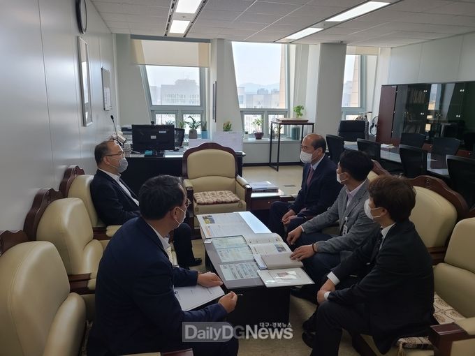 4월 6일 강영석(오른쪽 셋째) 상주시장이 윤종진(강 시장 맞은편) 행정안전부 안전정책실장에게 내년도 신규 자연재해예방사업을 설명하며 지원을 요청하고 있다. 