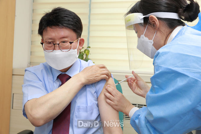 배광식 북구청장이 5일 코로나19 예방백신을 접종하고 있다. (사진=북구청 제공)