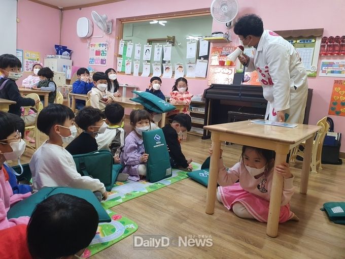 경북도, 지자체 최초 어린이집 중점 선정 지진행동요령 교육 성공적 추진