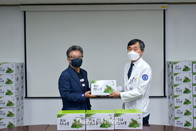 김병수 울릉군수(왼쪽)가 9일 계명대학교 대구동산병원을 방문해 의료진을 격려하고 울릉도 특산물과 감사의 마음을 전달하고 있다. (사진=계명대 대구동산병원 제공) 