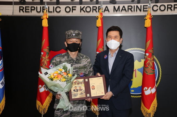 이강덕 포항시장, 김태성 해병대 사령관 내정자에게 명예시민증 수여