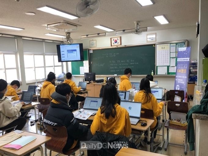 경북교육청, 미래형 무선인터넷 교실 구축 완료(무선망이 구축된 구미고에서 소프트웨어 수업을 하고 있다)