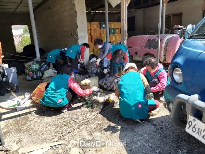 군위군 의흥면 여성자원봉사대, 독거노인 가구 청소봉사활동 실시