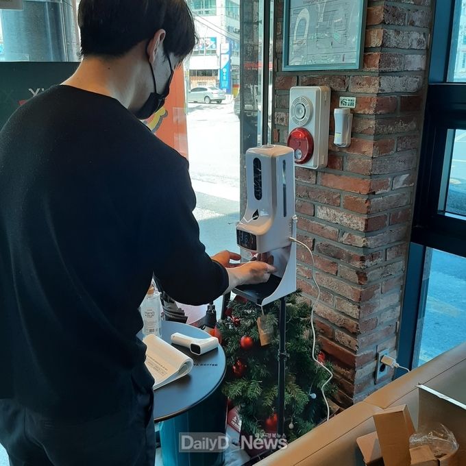 울진군, 음식점 자동열체크 손소독기 지원