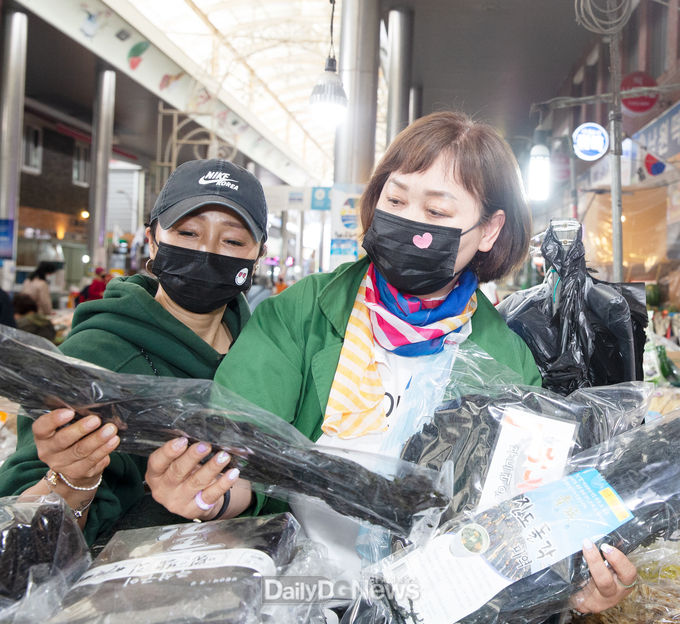 왜관가온로타리클럽 박은화(가운데) 회장은 왜관시장에서 에티오피아로 보낼 미역을 고르고 있다