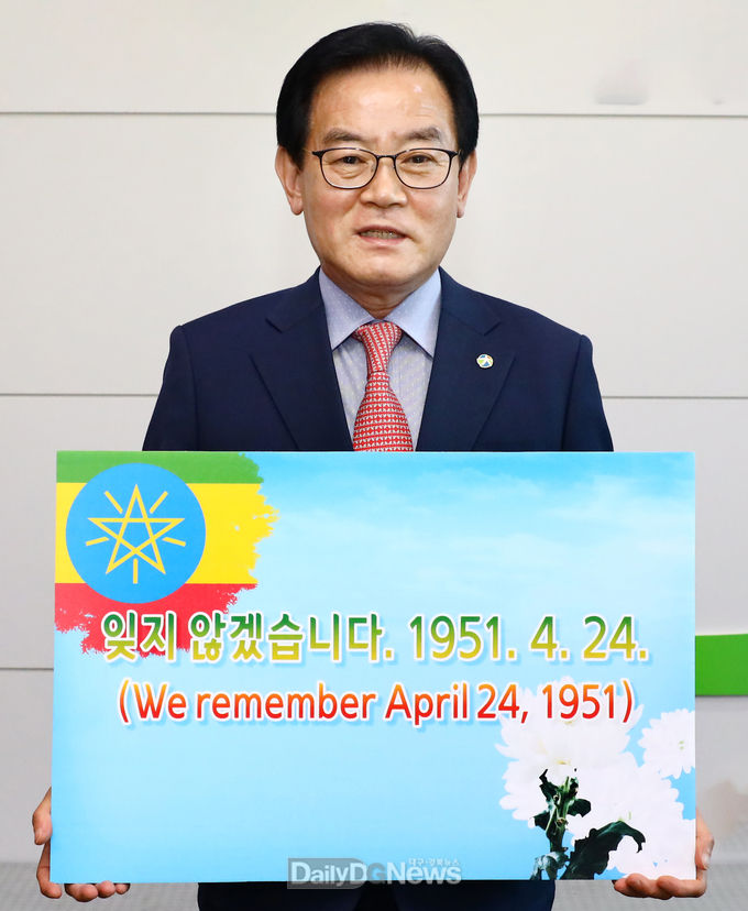 백선기 칠곡군수가 에티오피아 참전 70주년을 기리고 감사의 마음을 담은 동영상을 촬영하고 있다