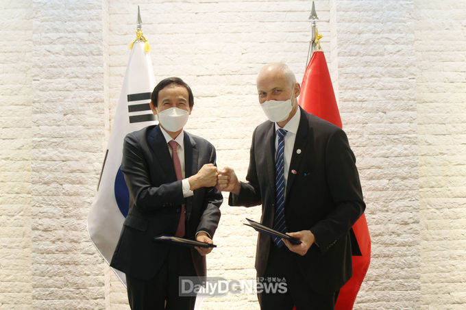 이세엽 계명대학교 동산의료원장(왼쪽)과 아이너 옌센(Einar Jensen) 주한덴마크대사(오른쪽)가 MOU 협약을 체결하고 인사하고 있는 모습. (사진=계명대학교 동산의료원 제공)